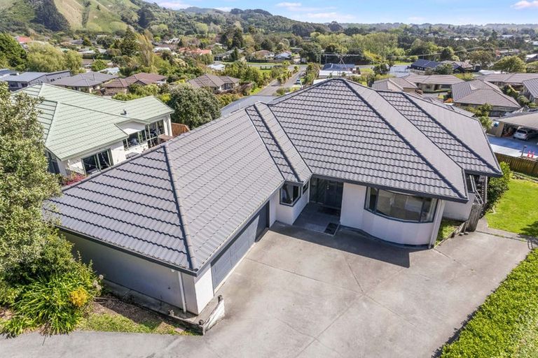 Photo of property in 54 Kakariki Grove, Waikanae, 5036