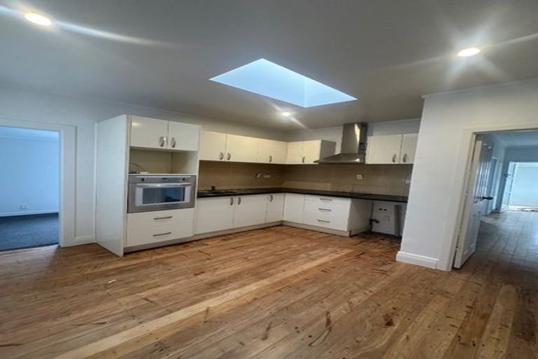 Photo of property in 29 Onewa Road, Northcote, Auckland, 0627