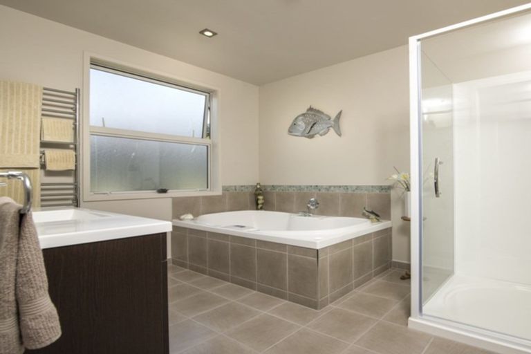 Photo of property in 24 Glentui Place, Waikawa, Picton, 7220