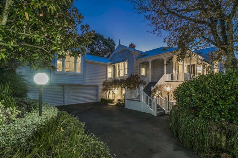 Photo of property in 28 Stanley Point Road, Stanley Point, Auckland, 0624