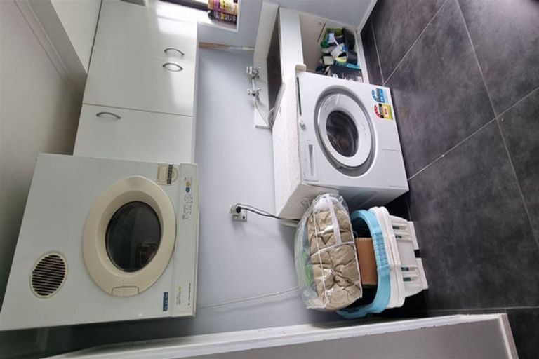 Photo of property in 8a Fruitvale Road, New Lynn, Auckland, 0600