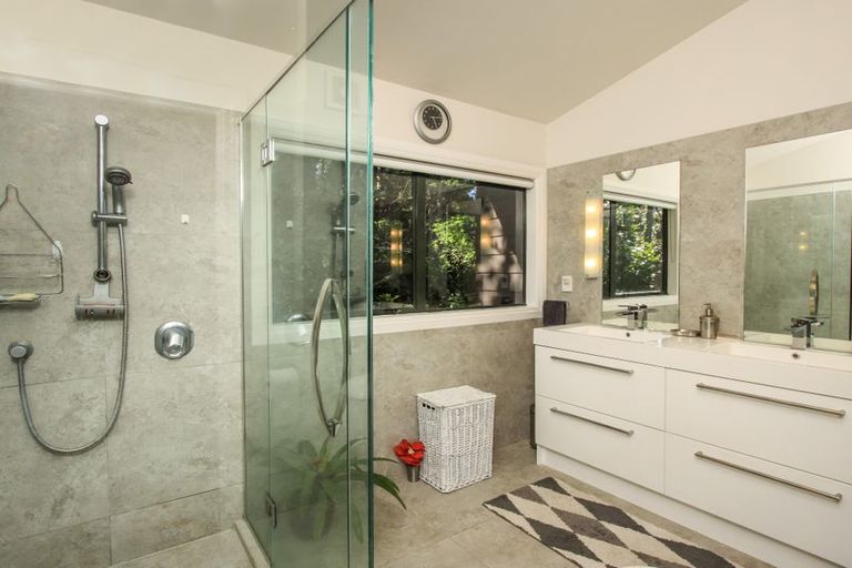 Photo of property in 35 Tanekaha Road, Titirangi, Auckland, 0604