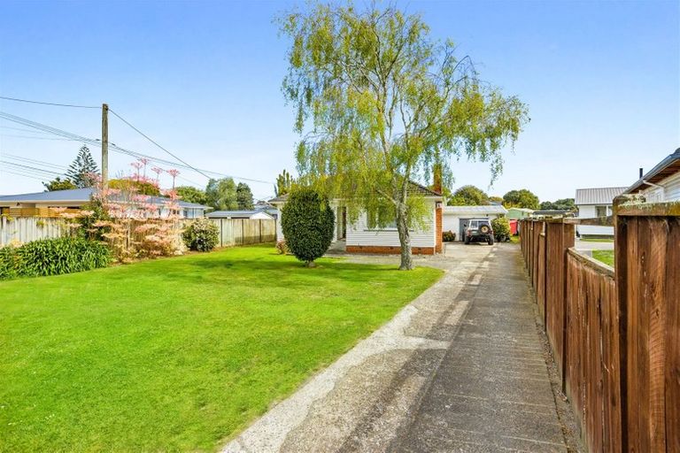Photo of property in 52 Yeovil Road, Te Atatu Peninsula, Auckland, 0610