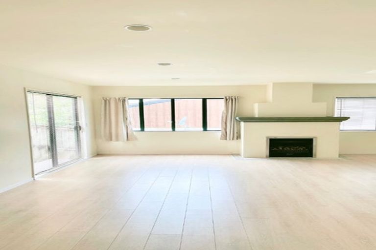 Photo of property in 1/881 East Coast Road, Northcross, Auckland, 0632