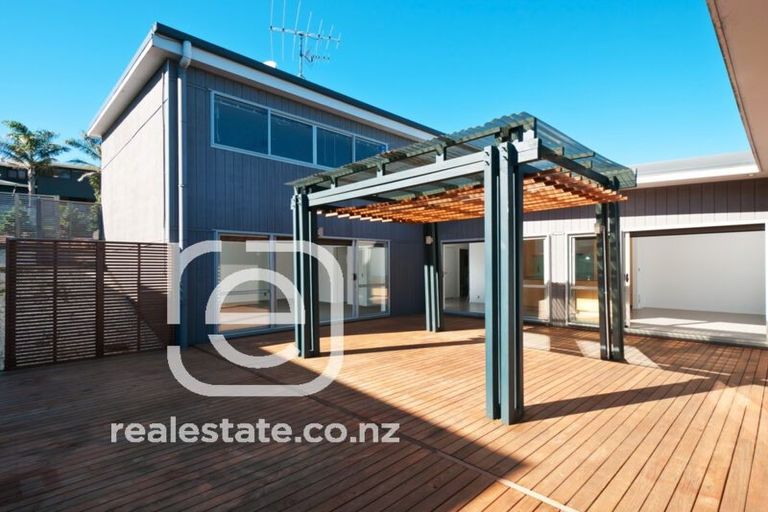 Photo of property in 62 Rising Parade, Fairview Heights, Auckland, 0632