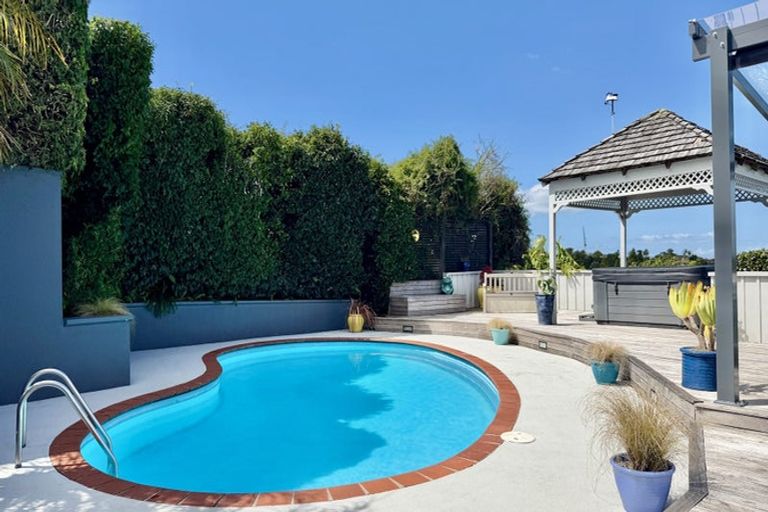 Photo of property in 52 Balmain Road, Chatswood, Auckland, 0626