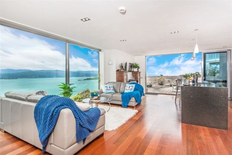 Photo of property in 6 Bendigo Grove, Newlands, Wellington, 6037