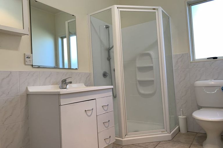 Photo of property in 12 Piper Place, Goodwood Heights, Auckland, 2105