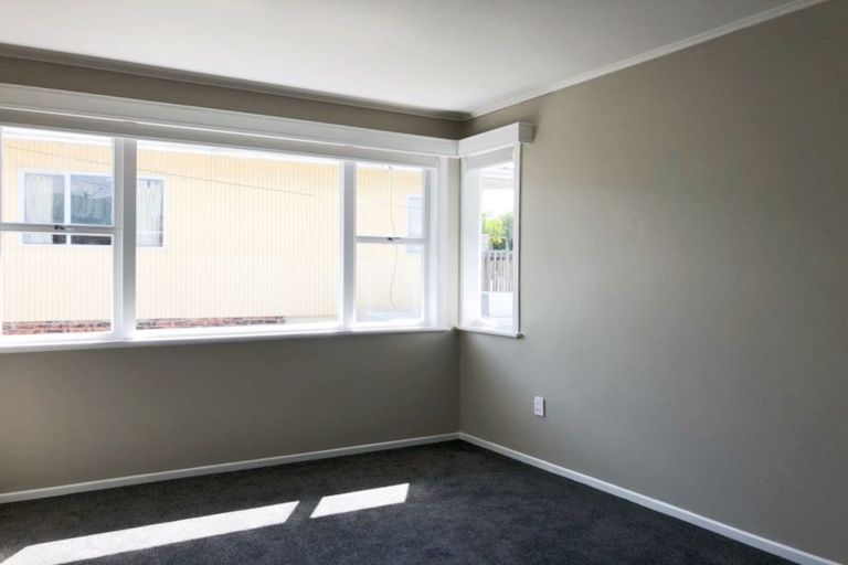 Photo of property in 72 Waimumu Road, Massey, Auckland, 0614