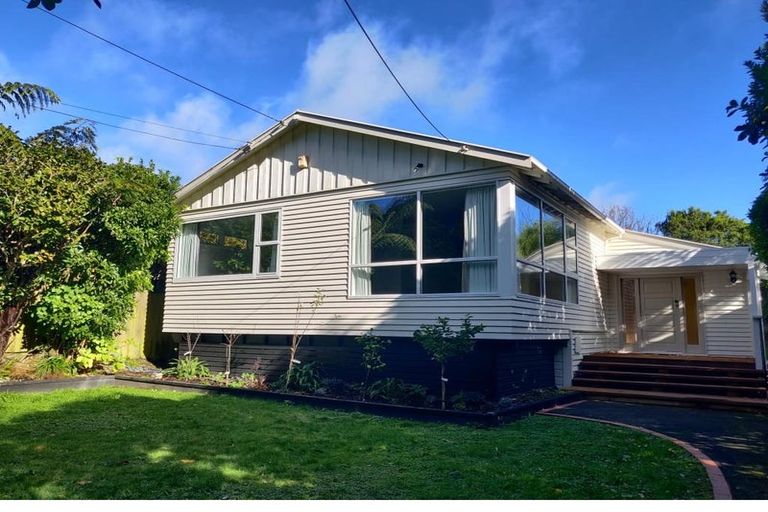 Photo of property in 9 Newcombe Crescent, Karori, Wellington, 6012