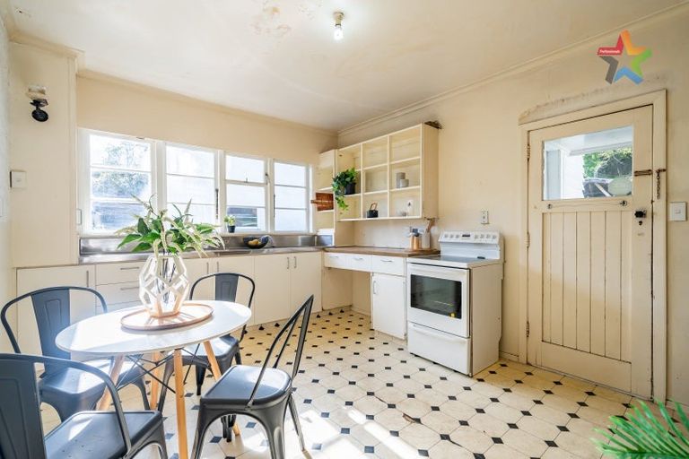 Photo of property in 127 Stokes Valley Road, Stokes Valley, Lower Hutt, 5019