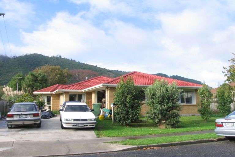 Photo of property in 17a Pehi Kupa Street, Waikanae, 5036