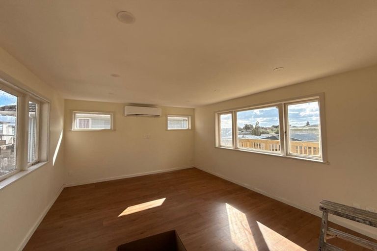 Photo of property in 1/15 Netherlands Avenue, Kelston, Auckland, 0602