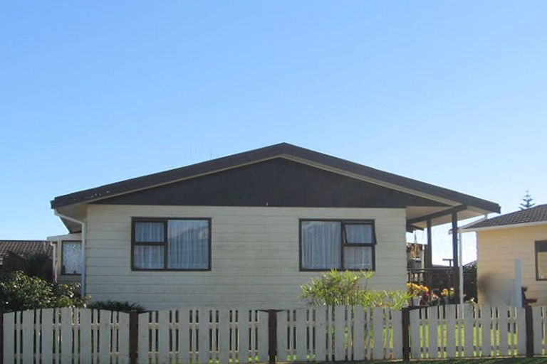 Photo of property in 1 Hewson Crescent, Otaki Beach, Otaki, 5512