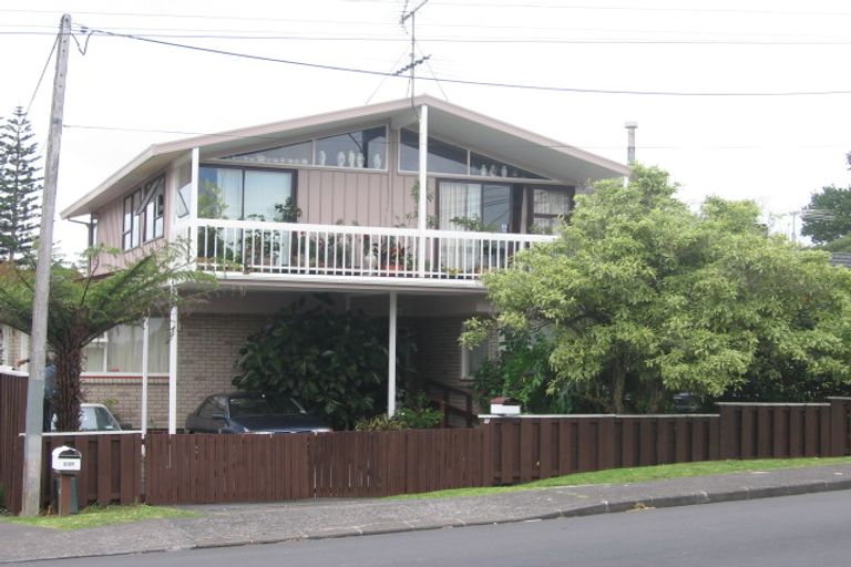 Photo of property in 2/27 Kaipatiki Road, Glenfield, Auckland, 0629