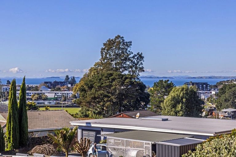 Photo of property in 137 Stapleford Crescent, Browns Bay, Auckland, 0630