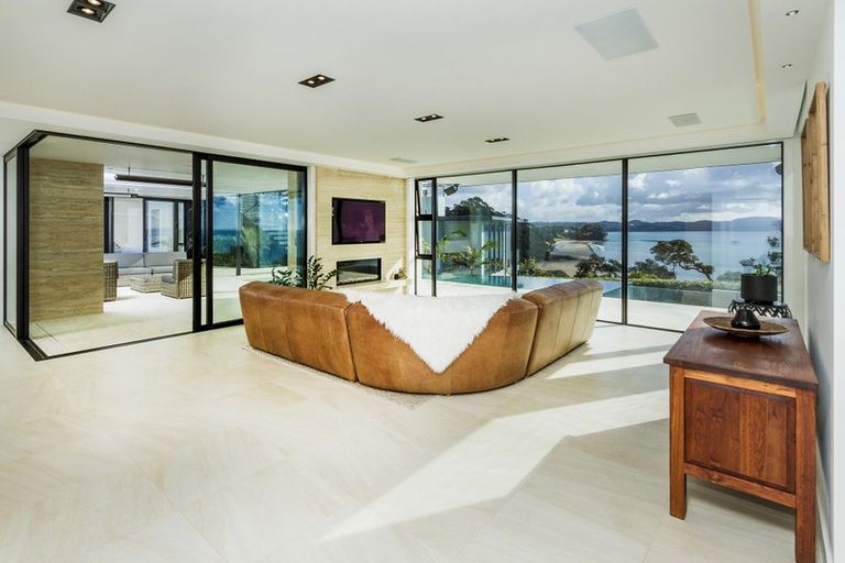 Photo of property in 31 Chelverton Terrace, Red Beach, 0932