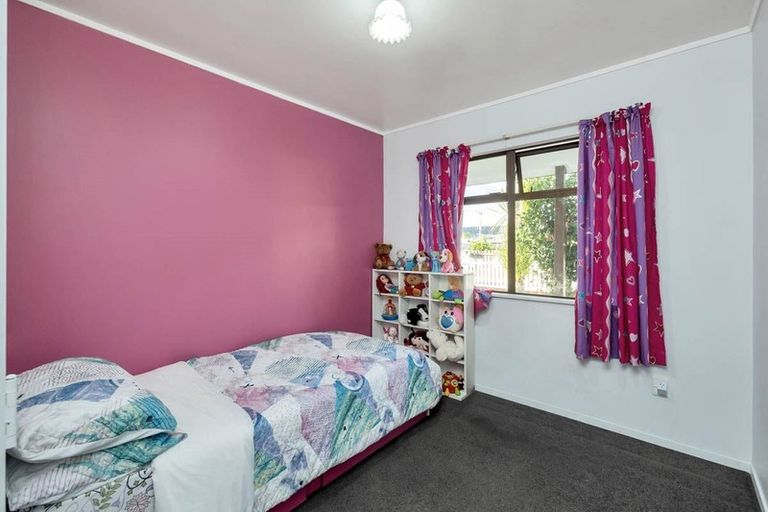 Photo of property in 1/130 Bruce Mclaren Road, Henderson, Auckland, 0612