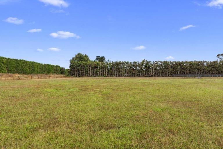 Photo of property in 102 Boord Crescent, Kumeu, 0891