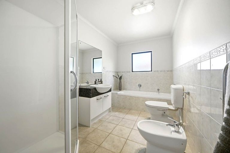 Photo of property in 1 William Gamble Drive, Greenhithe, Auckland, 0632