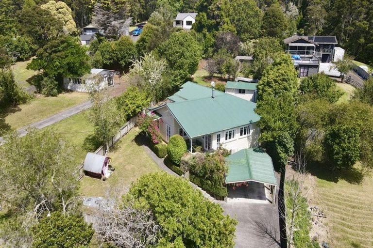 Photo of property in 42 Mountain Road, Henderson Valley, Auckland, 0612
