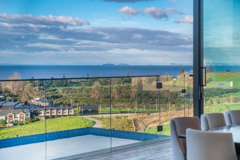 Photo of property in 15 Ridgelea Road, Long Bay, 0792