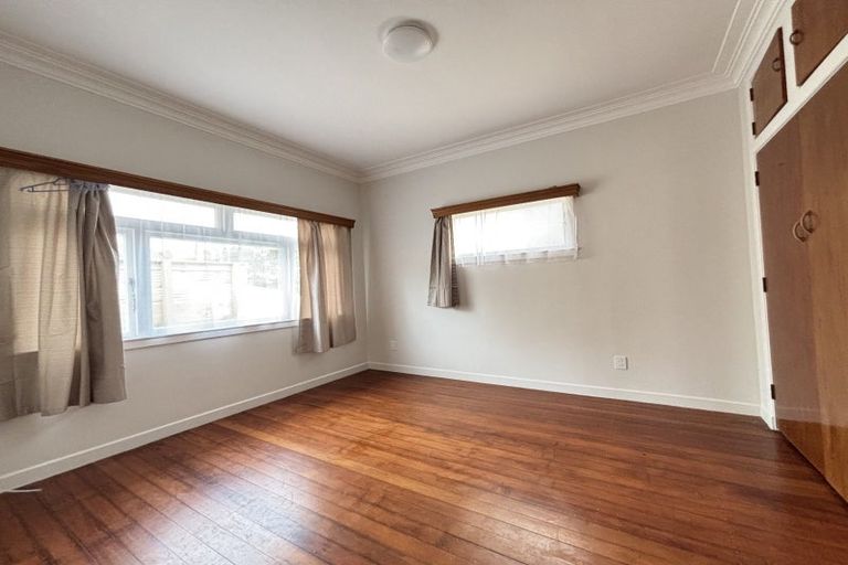 Photo of property in 39 Staveley Avenue, Mount Roskill, Auckland, 1041