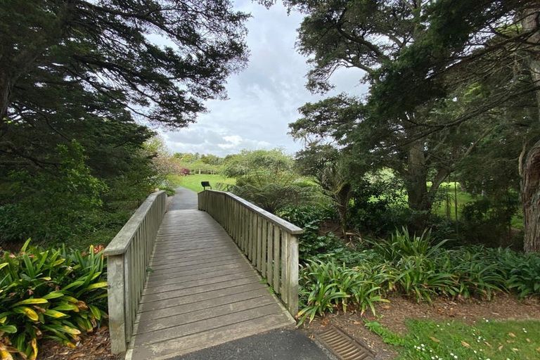 Photo of property in 2 Pat O'connor Place, Manurewa, Auckland, 2105
