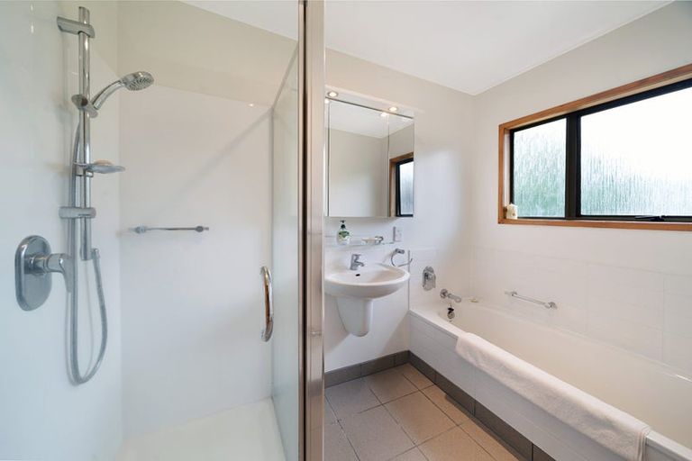 Photo of property in 2/5 Highlight Parade, Te Atatu South, Auckland, 0610