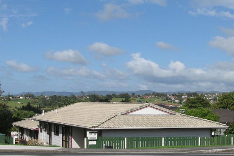 Photo of property in 23 Hobsonville Road, West Harbour, Auckland, 0618