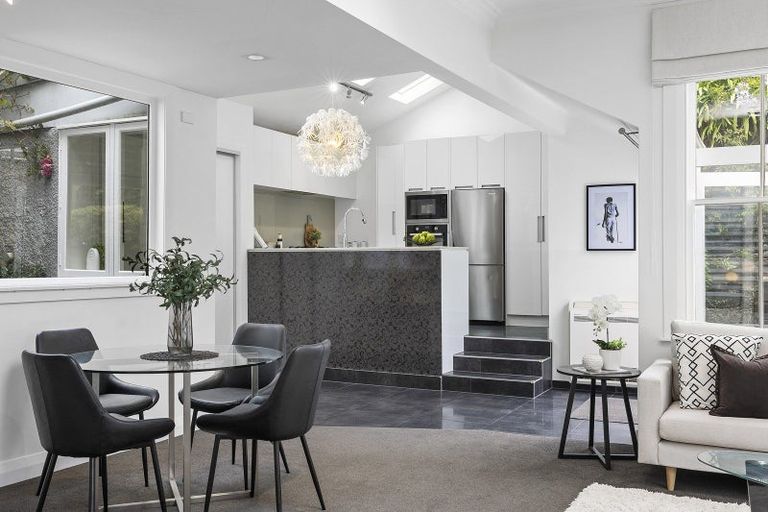 Photo of property in 26 Hawker Street, Mount Victoria, Wellington, 6011