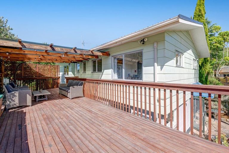 Photo of property in 8 Teviot Place, Totara Vale, Auckland, 0629