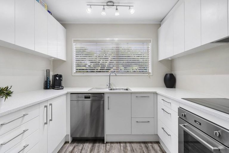 Photo of property in 5 Higham Ferrers Place, Red Beach, 0932