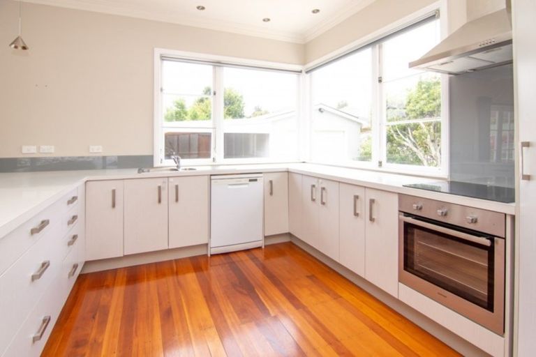 Photo of property in 583 Featherston Street, Roslyn, Palmerston North, 4414