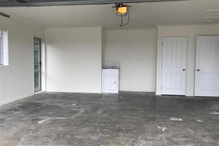 Photo of property in 24 Pitt Avenue, Clendon Park, Auckland, 2103