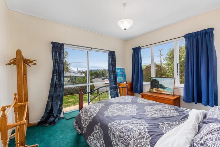 Photo of property in 1 Derby Place, Cannons Creek, Porirua, 5024