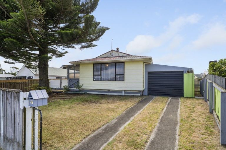 Photo of property in 15 Hewson Crescent, Otaki Beach, Otaki, 5512