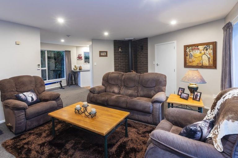 Photo of property in 28 Denniston Crescent, Redwood, Christchurch, 8051