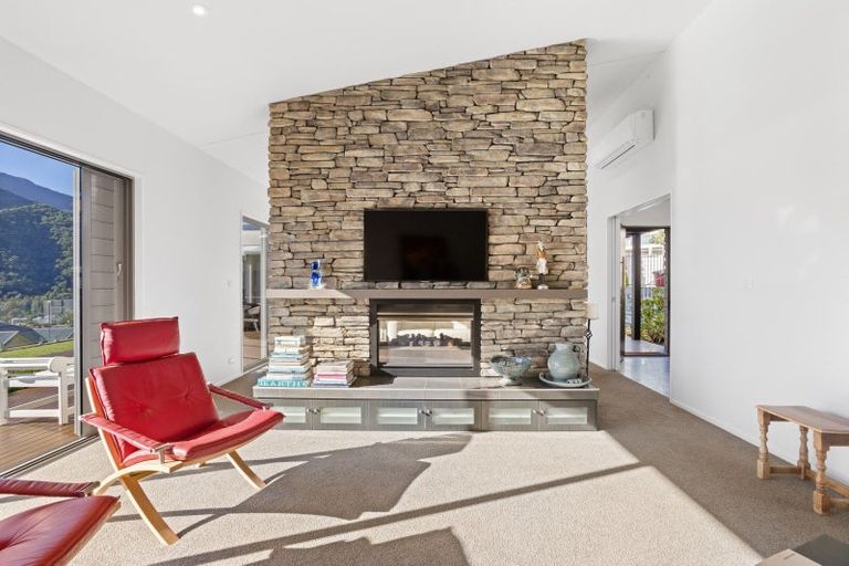 Photo of property in 16 Harbour View Heights, Picton, 7220