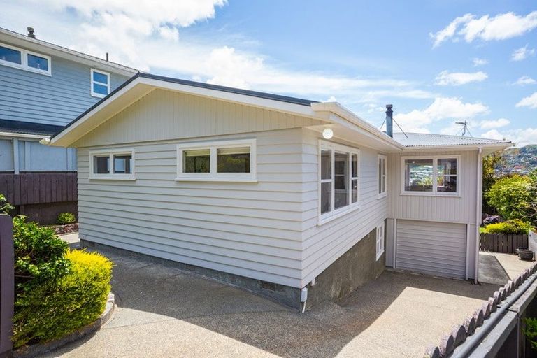 Photo of property in 17 Southern Cross Crescent, Island Bay, Wellington, 6023