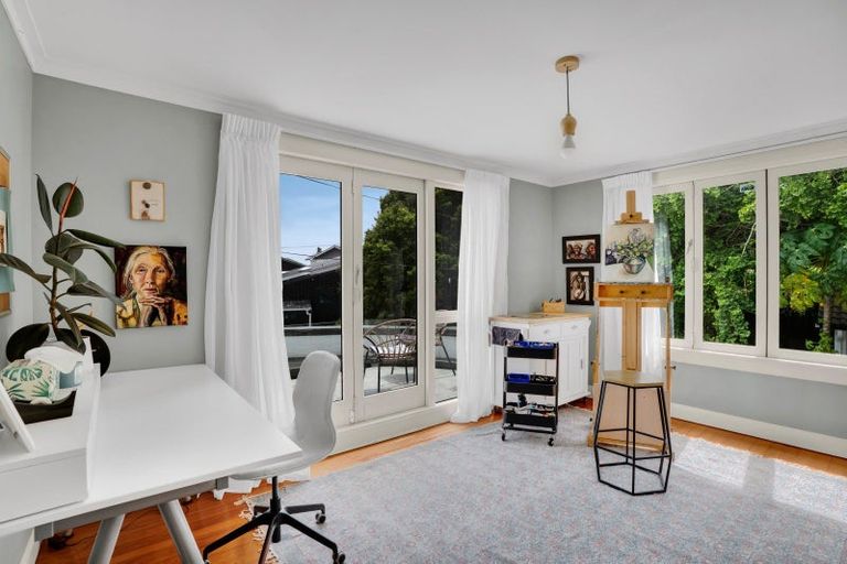Photo of property in 18 Ridge Lane, New Plymouth, 4310