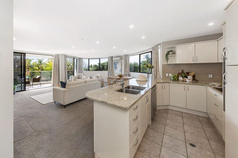 Photo of property in 2d/175 Hurstmere Road, Takapuna, Auckland, 0622
