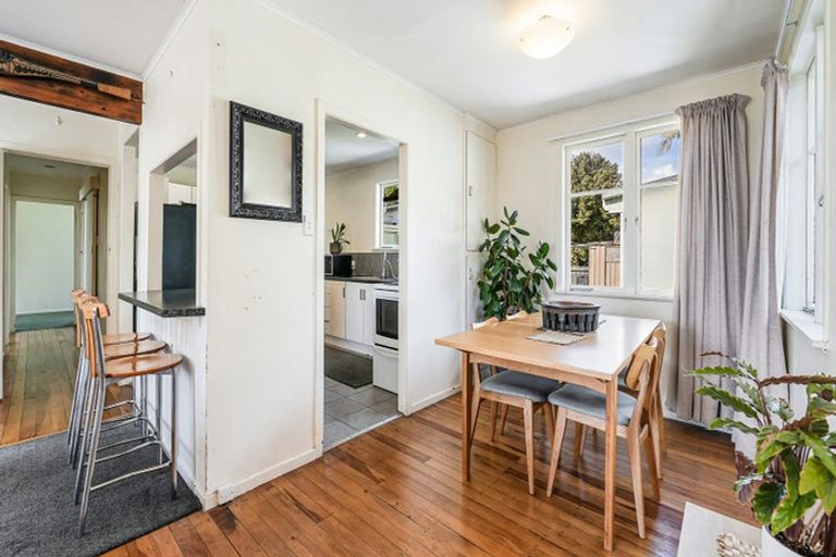 Photo of property in 59 Sylvan Crescent, Te Atatu South, Auckland, 0610