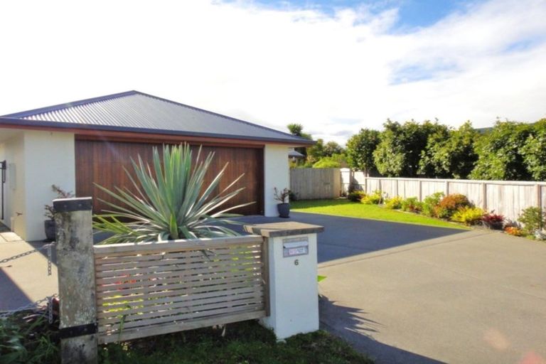 Photo of property in 6 Resolution Place, One Tree Point, 0118