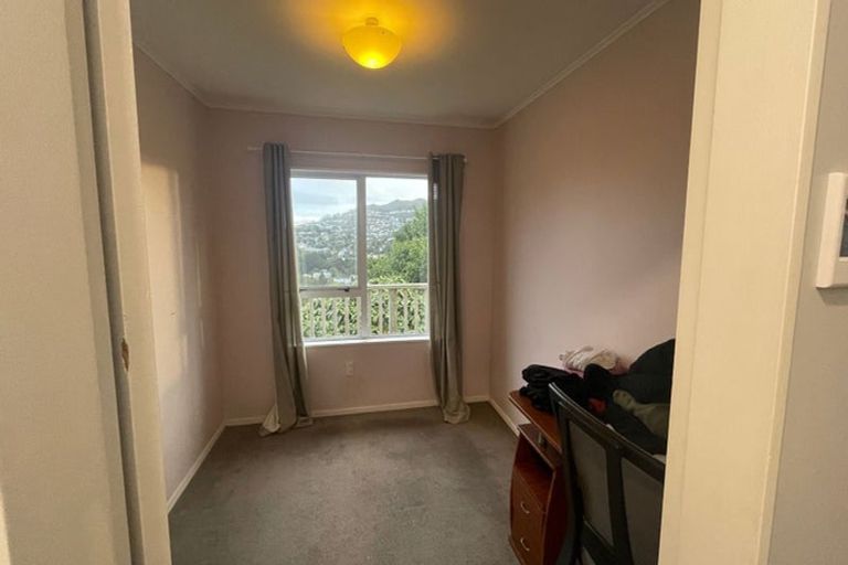 Photo of property in 16 Evesham Place, Newlands, Wellington, 6037
