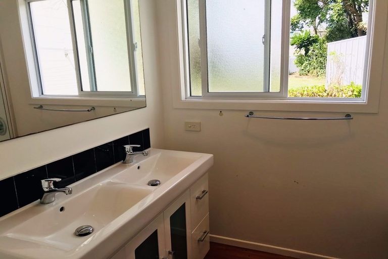 Photo of property in 35 Hine Street, New Plymouth, 4310