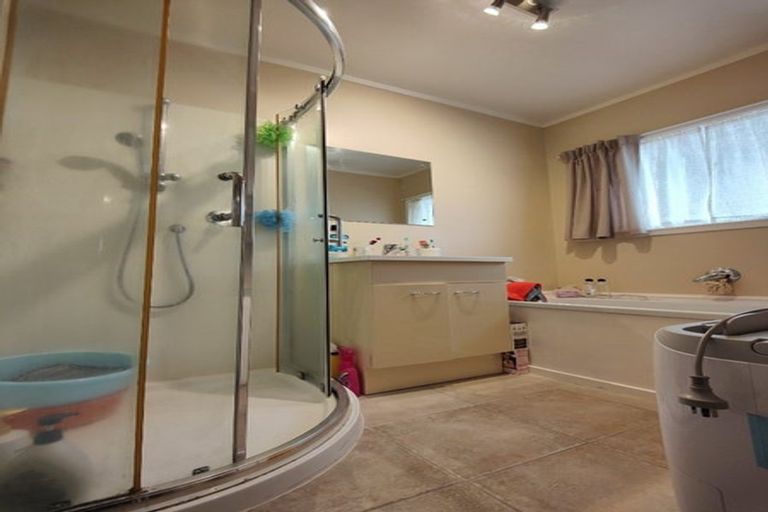 Photo of property in 1/12 Booker Place, Weymouth, Auckland, 2103