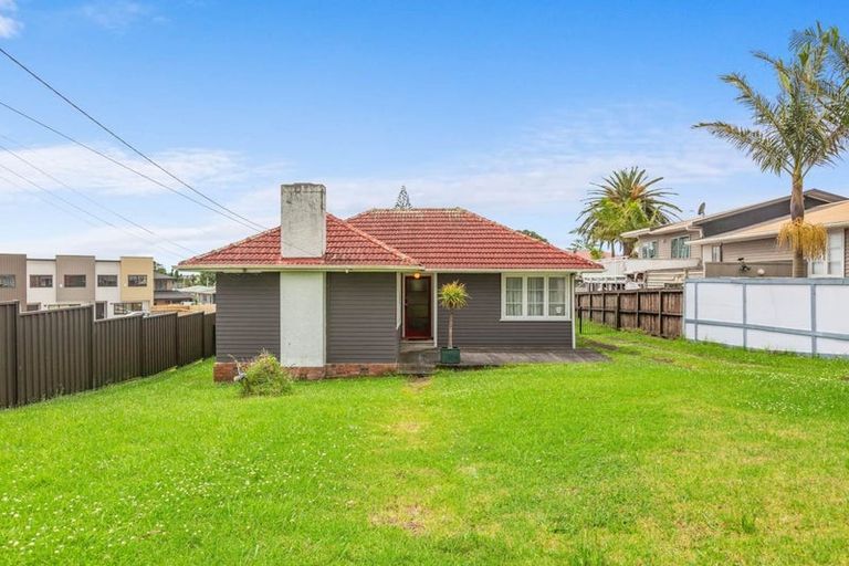 Photo of property in 19 Vodanovich Road, Te Atatu South, Auckland, 0610