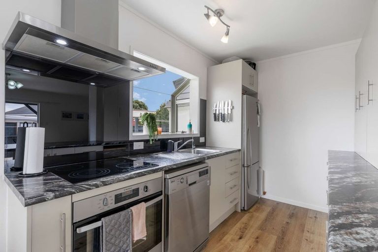 Photo of property in 22 Edgewater Parade, Waiuku, 2123