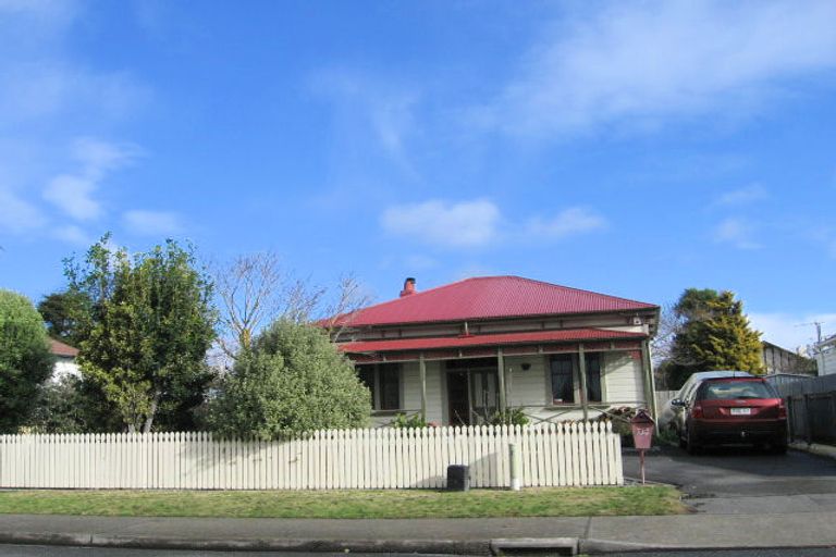 Photo of property in 215 Grove Road, Mayfair, Hastings, 4122